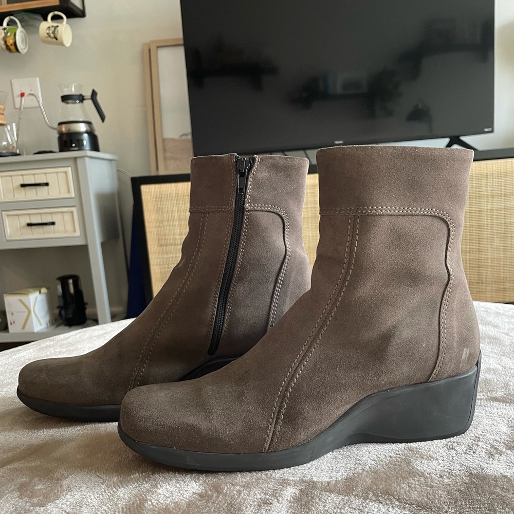 La Canadienne Brown Suede Boots